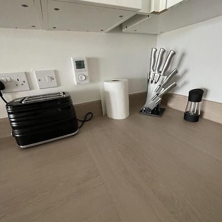 Modern 2-Bed Apartment In The Heart Of Salford Quays Bagian luar foto