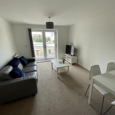 Modern 2-Bed Apartment In The Heart Of Salford Quays Bagian luar foto
