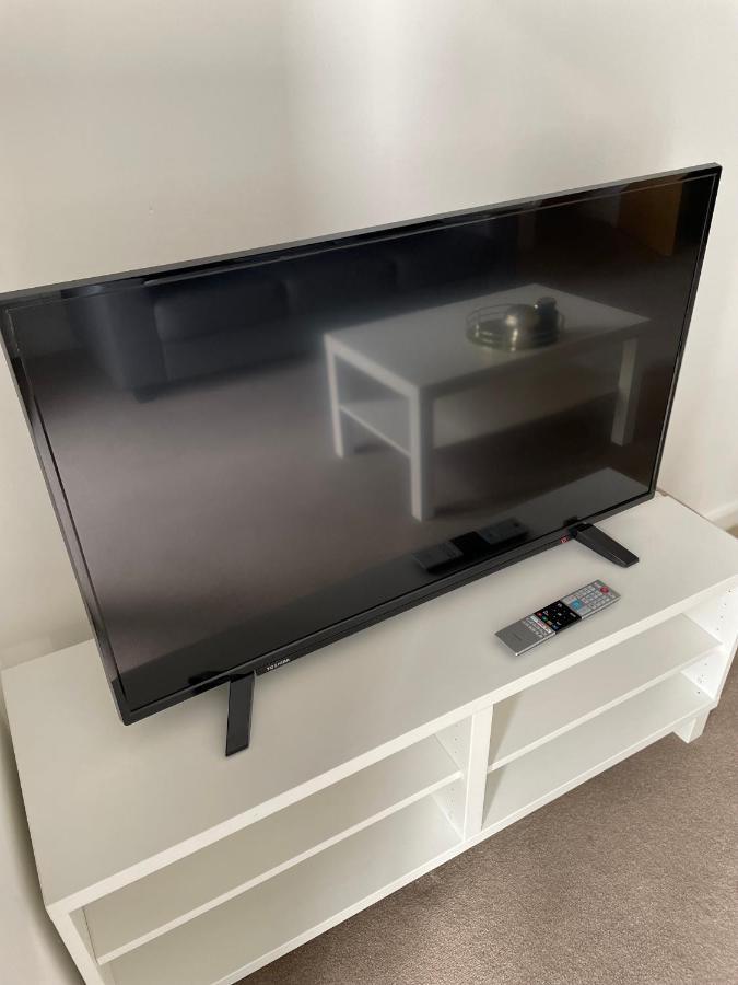 Modern 2-Bed Apartment In The Heart Of Salford Quays Bagian luar foto