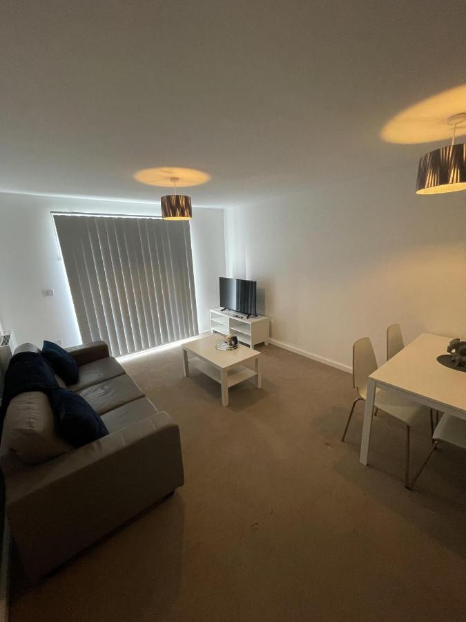 Modern 2-Bed Apartment In The Heart Of Salford Quays Bagian luar foto