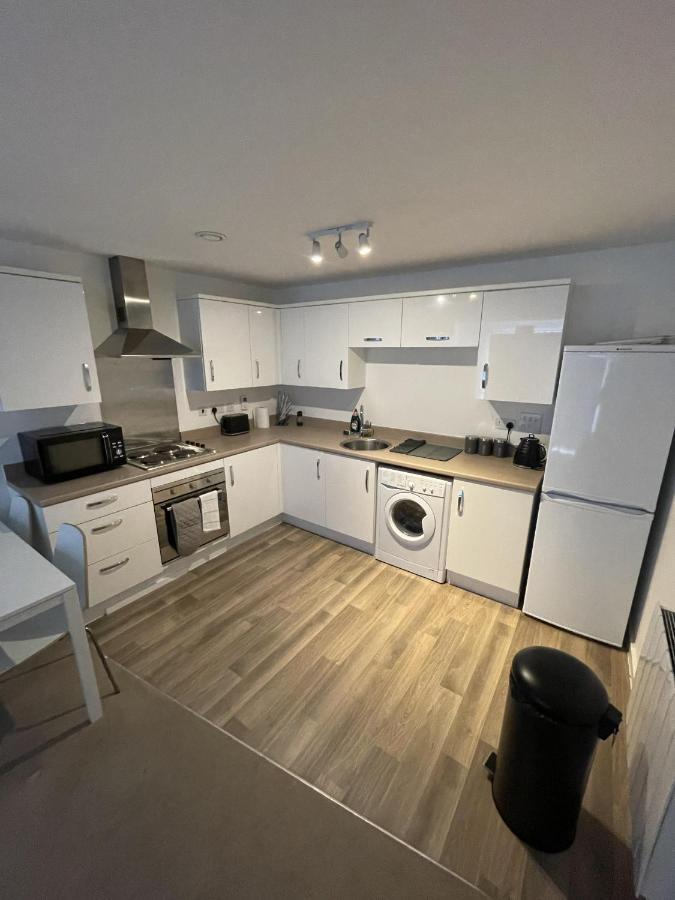 Modern 2-Bed Apartment In The Heart Of Salford Quays Bagian luar foto