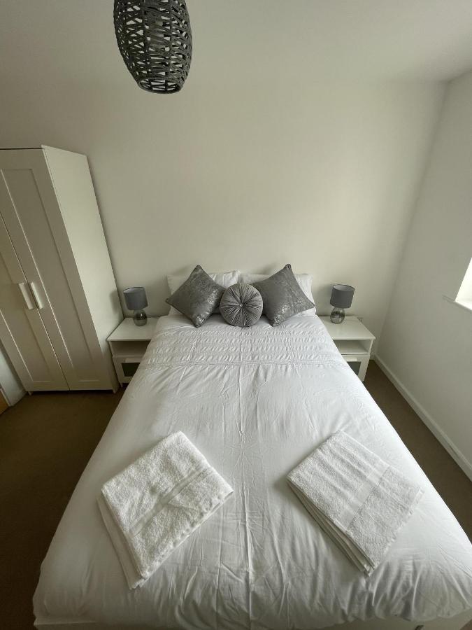 Modern 2-Bed Apartment In The Heart Of Salford Quays Bagian luar foto