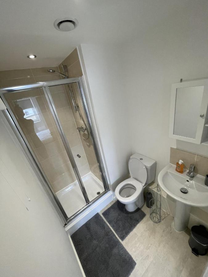 Modern 2-Bed Apartment In The Heart Of Salford Quays Bagian luar foto