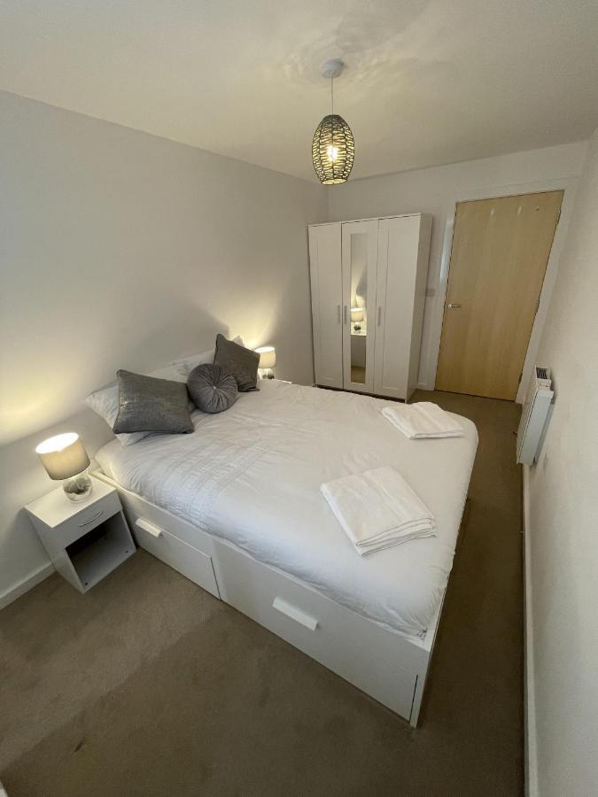 Modern 2-Bed Apartment In The Heart Of Salford Quays Bagian luar foto