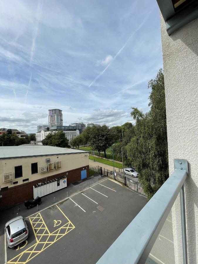 Modern 2-Bed Apartment In The Heart Of Salford Quays Bagian luar foto