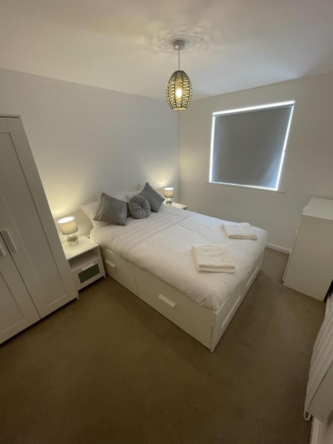 Modern 2-Bed Apartment In The Heart Of Salford Quays Bagian luar foto