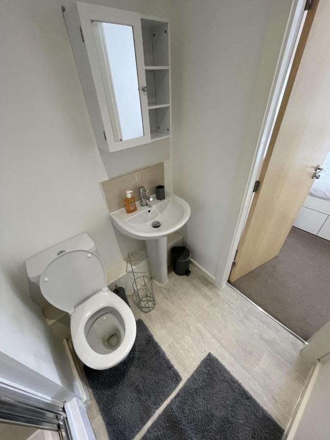 Modern 2-Bed Apartment In The Heart Of Salford Quays Bagian luar foto