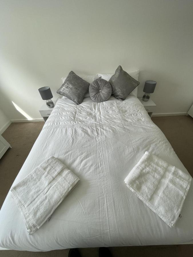 Modern 2-Bed Apartment In The Heart Of Salford Quays Bagian luar foto