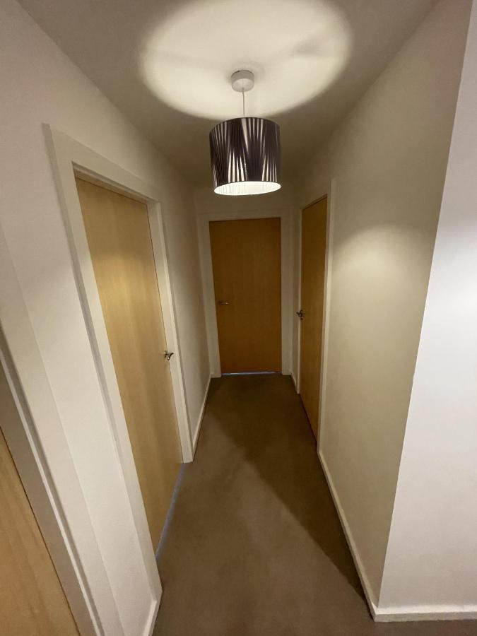 Modern 2-Bed Apartment In The Heart Of Salford Quays Bagian luar foto