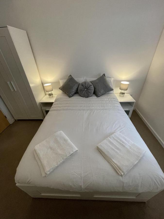 Modern 2-Bed Apartment In The Heart Of Salford Quays Bagian luar foto