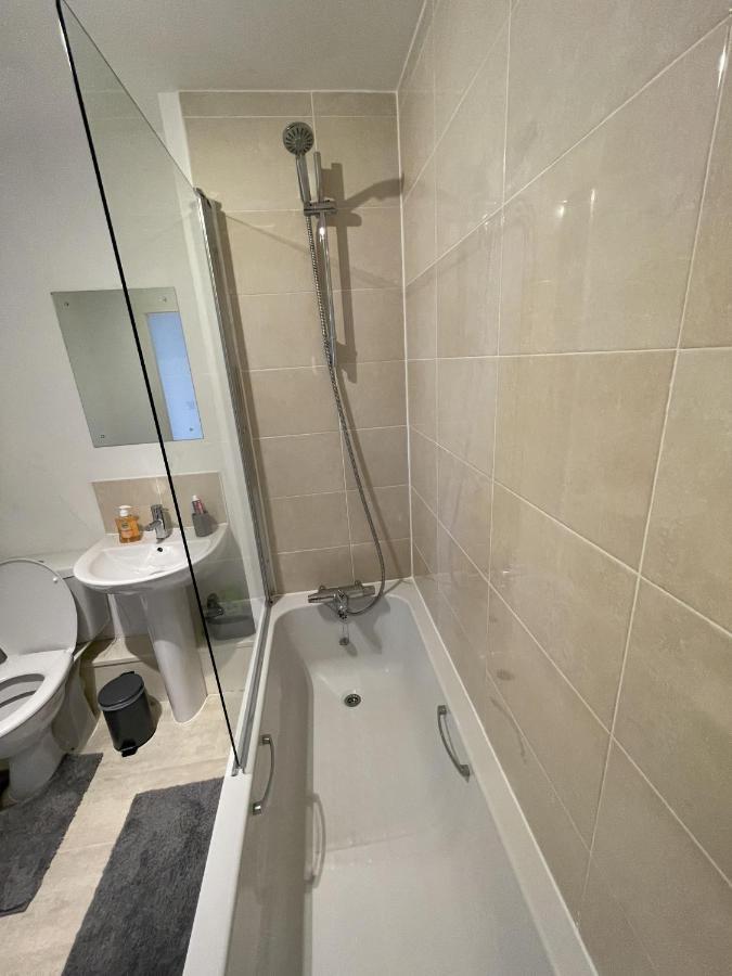 Modern 2-Bed Apartment In The Heart Of Salford Quays Bagian luar foto