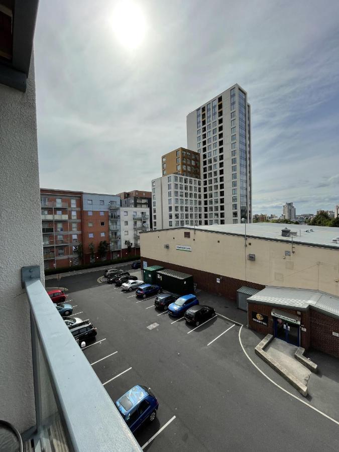 Modern 2-Bed Apartment In The Heart Of Salford Quays Bagian luar foto