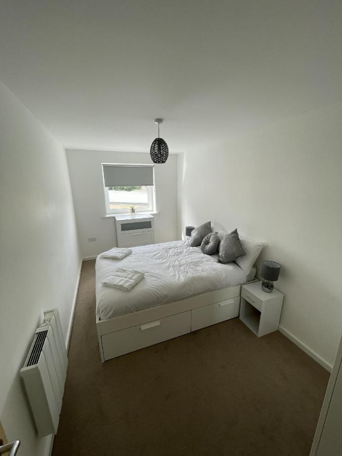 Modern 2-Bed Apartment In The Heart Of Salford Quays Bagian luar foto
