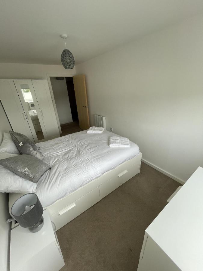 Modern 2-Bed Apartment In The Heart Of Salford Quays Bagian luar foto