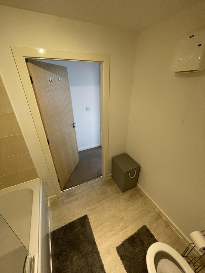 Modern 2-Bed Apartment In The Heart Of Salford Quays Bagian luar foto