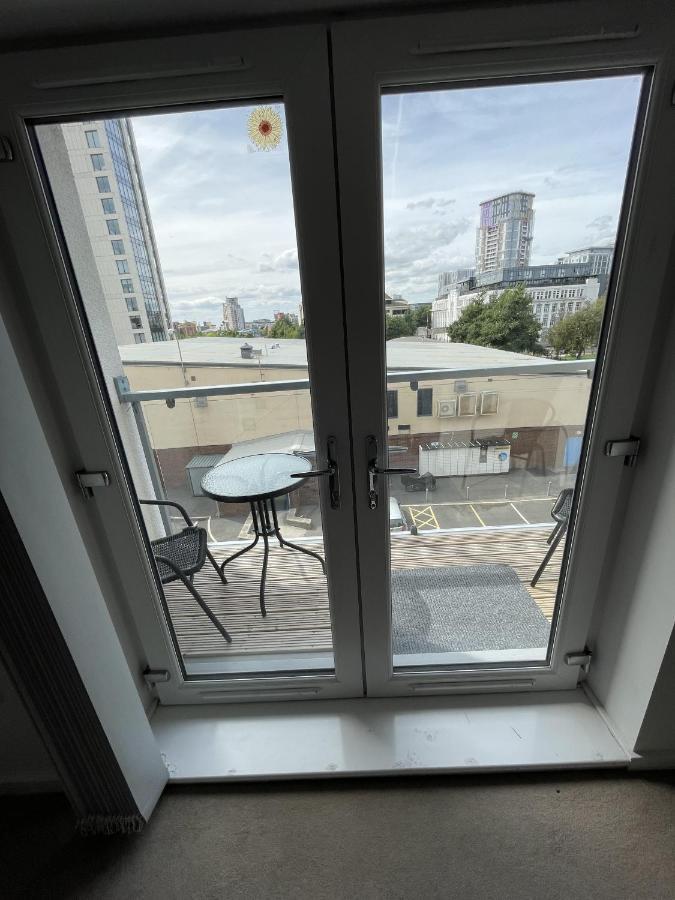 Modern 2-Bed Apartment In The Heart Of Salford Quays Bagian luar foto