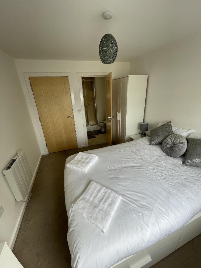 Modern 2-Bed Apartment In The Heart Of Salford Quays Bagian luar foto