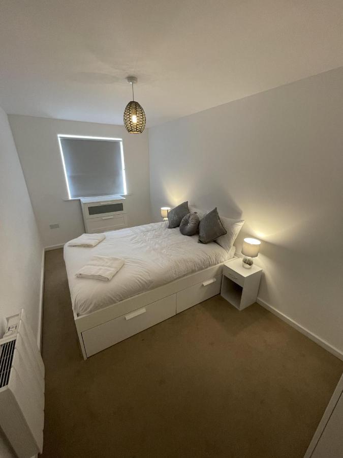 Modern 2-Bed Apartment In The Heart Of Salford Quays Bagian luar foto
