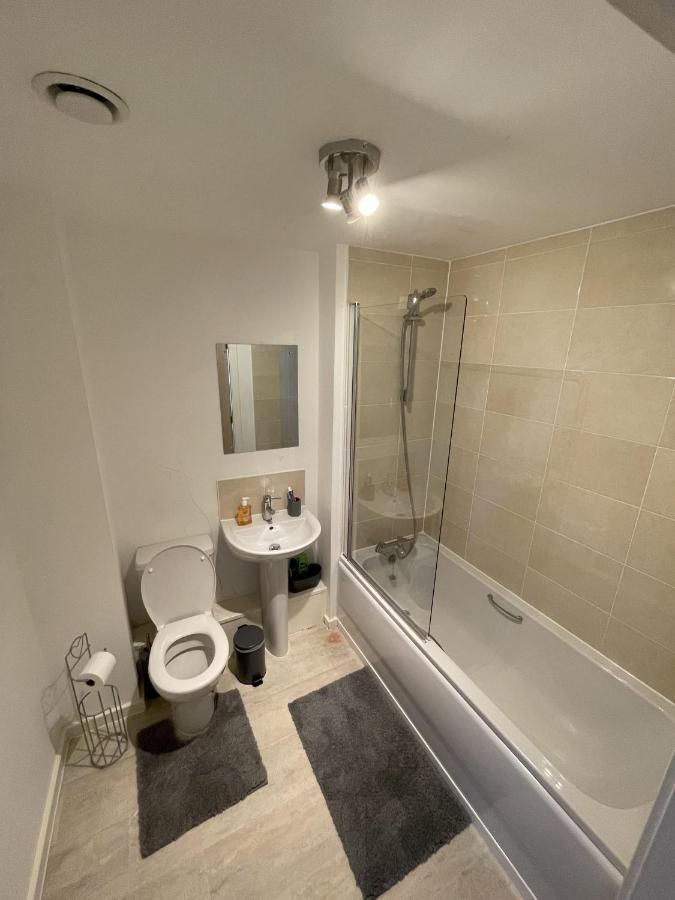 Modern 2-Bed Apartment In The Heart Of Salford Quays Bagian luar foto