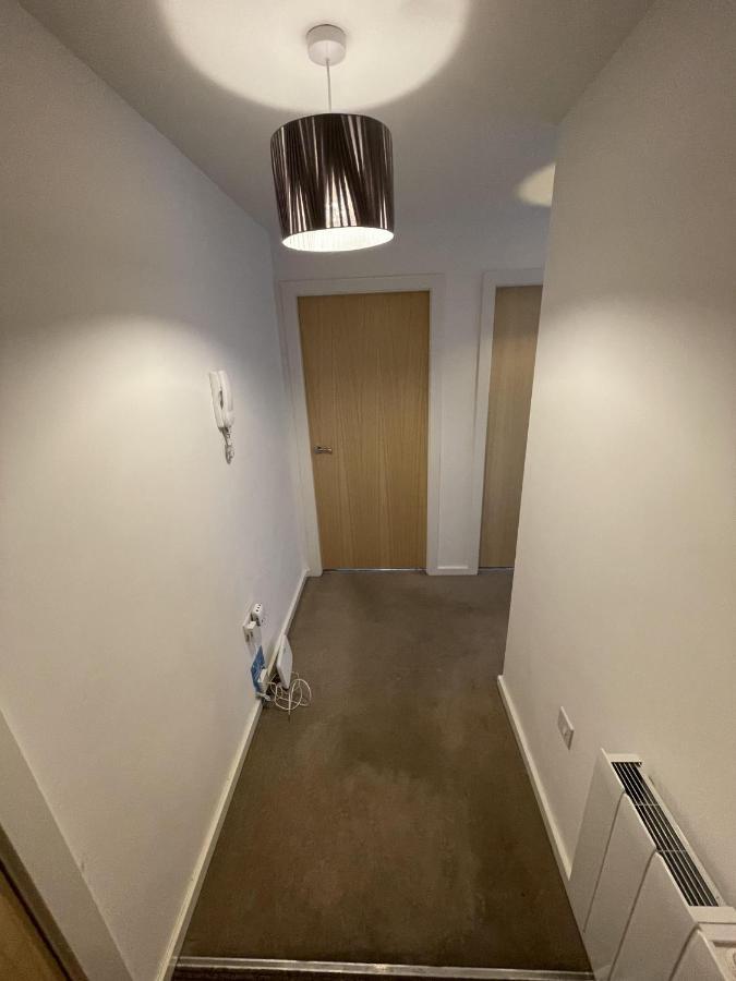 Modern 2-Bed Apartment In The Heart Of Salford Quays Bagian luar foto